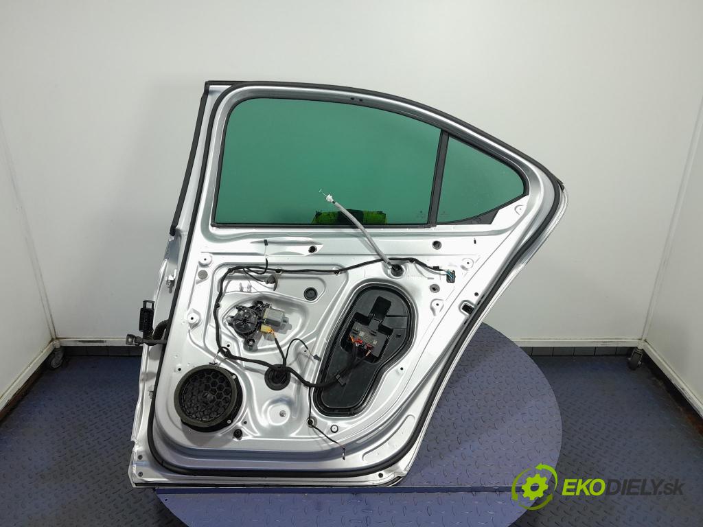 Skoda Superb 2016 dveře Zad: prave 