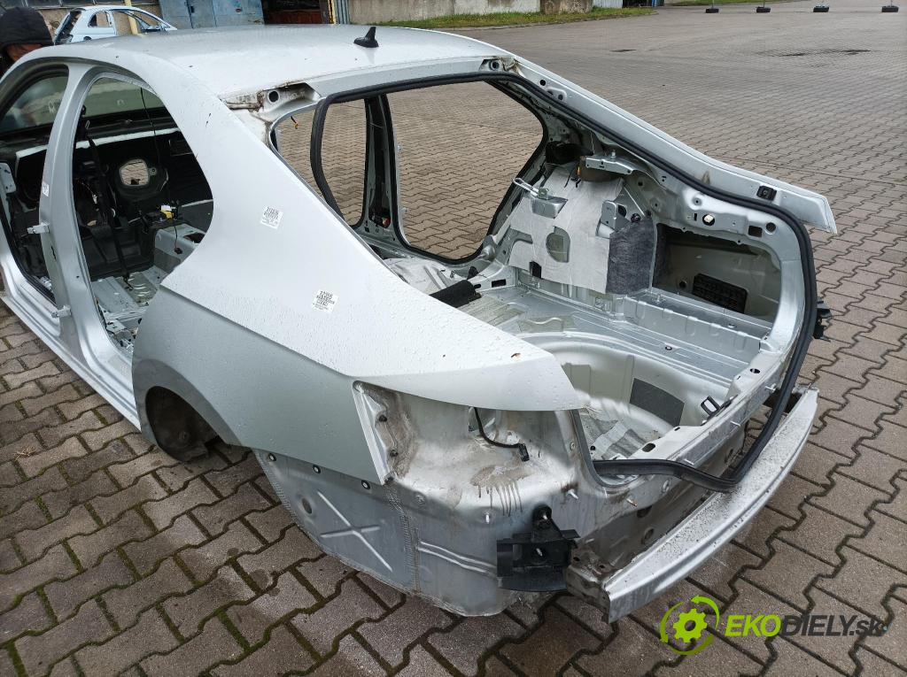 Skoda Superb 2016 blatník zad Vľavo: