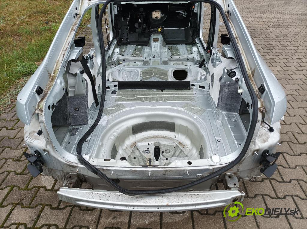 Skoda Superb 2016 blatník zad Vľavo: