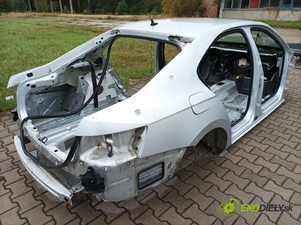Skoda Superb 2016 blatník zad v pravo: