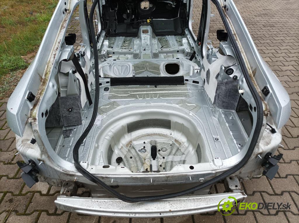 Skoda Superb 2016 blatník zad v pravo:
