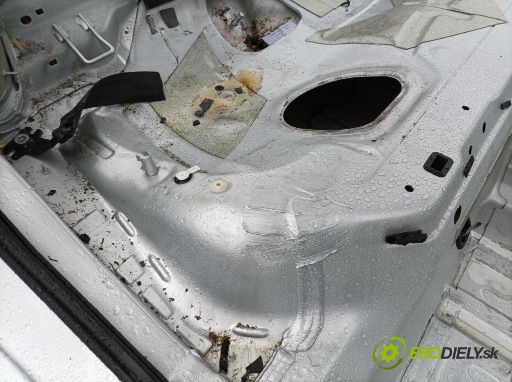 Skoda Superb 2016 blatník zad v pravo: