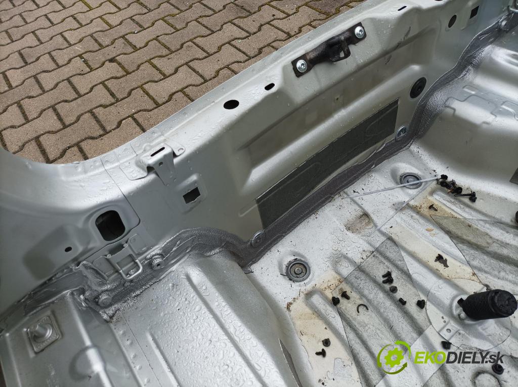 Skoda Superb 2016 blatník zad v pravo: 