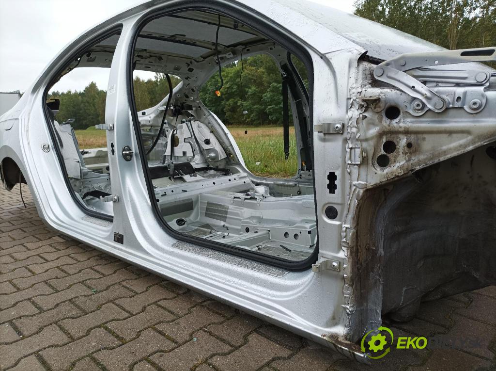 Skoda Superb 2016 Práh: v pravo: 