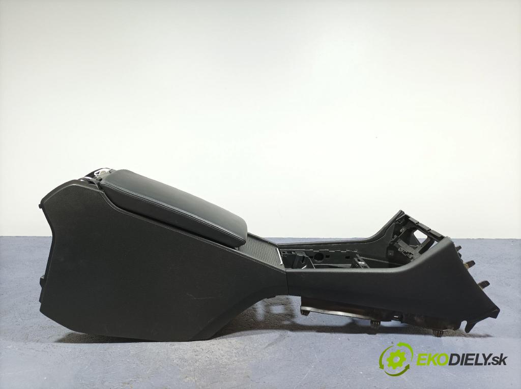 Skoda Superb 2016 loketní opěrka