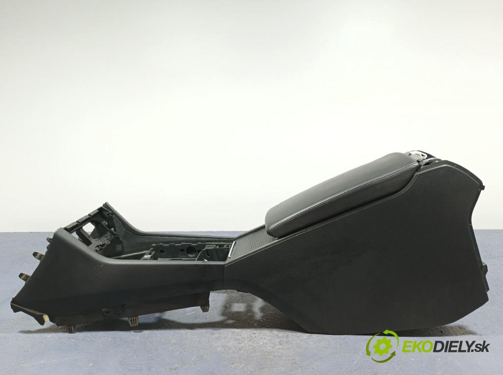 Skoda Superb 2016 loketní opěrka