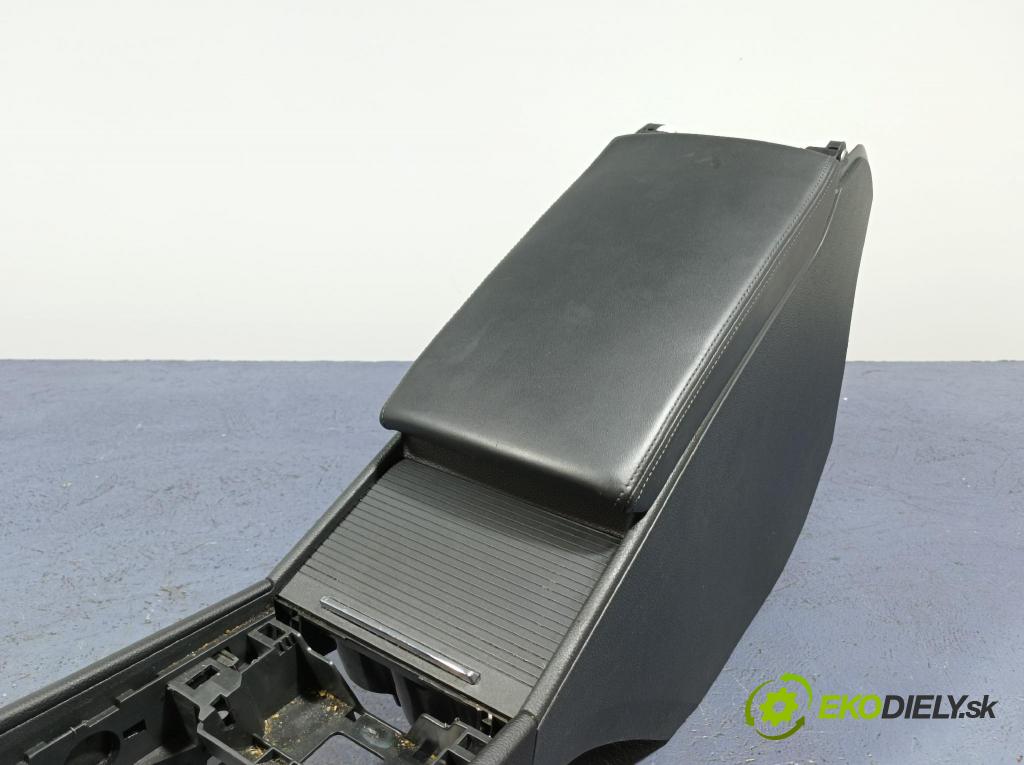Skoda Superb 2016 loketní opěrka
