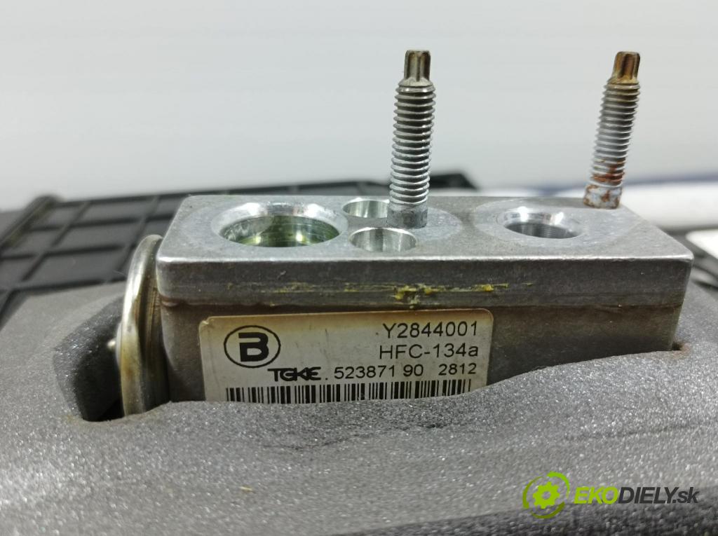 Peugeot 5008 2013 radiátor 9673831480