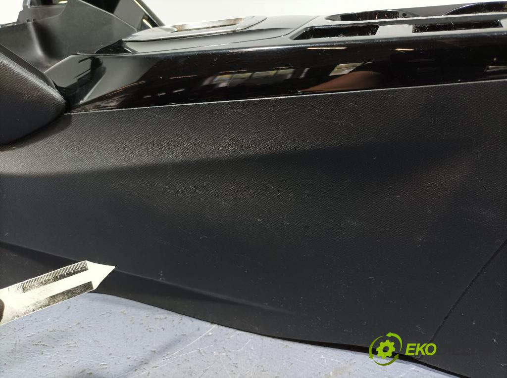 Peugeot 208 2019 loketní opěrka