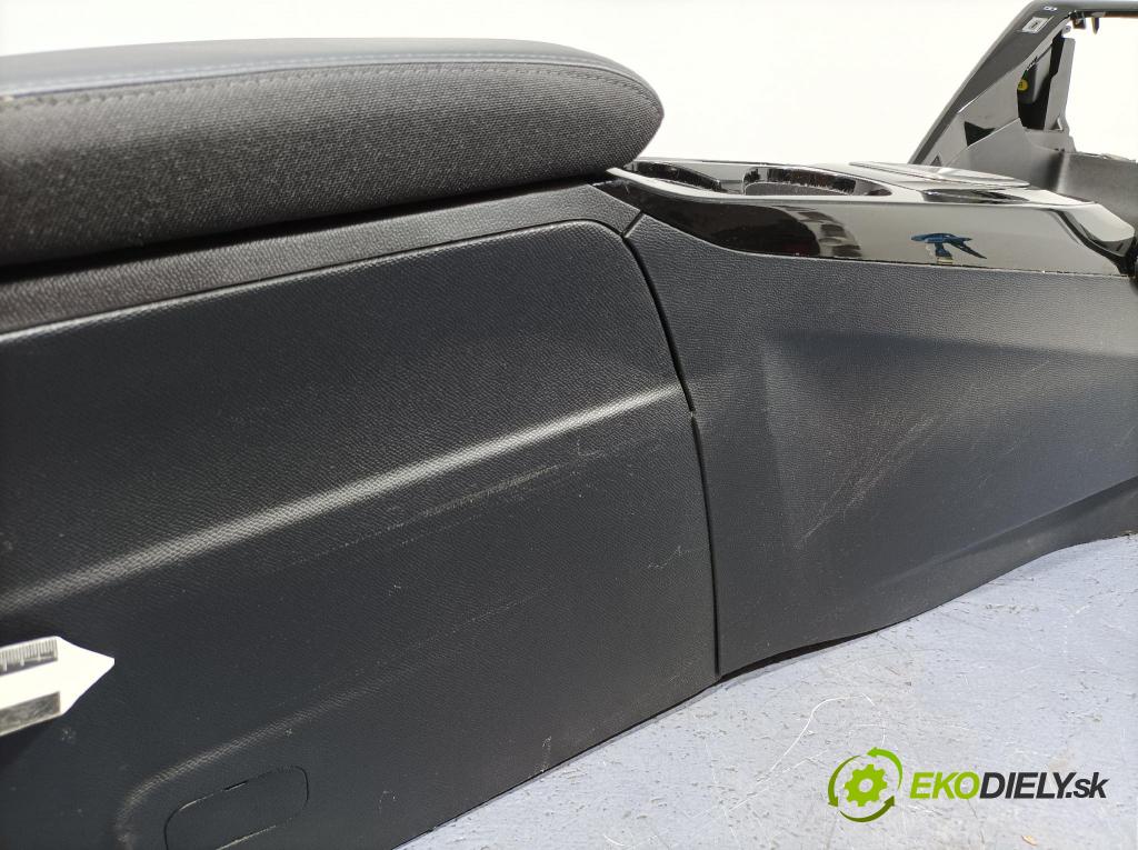 Peugeot 208 2019 loketní opěrka