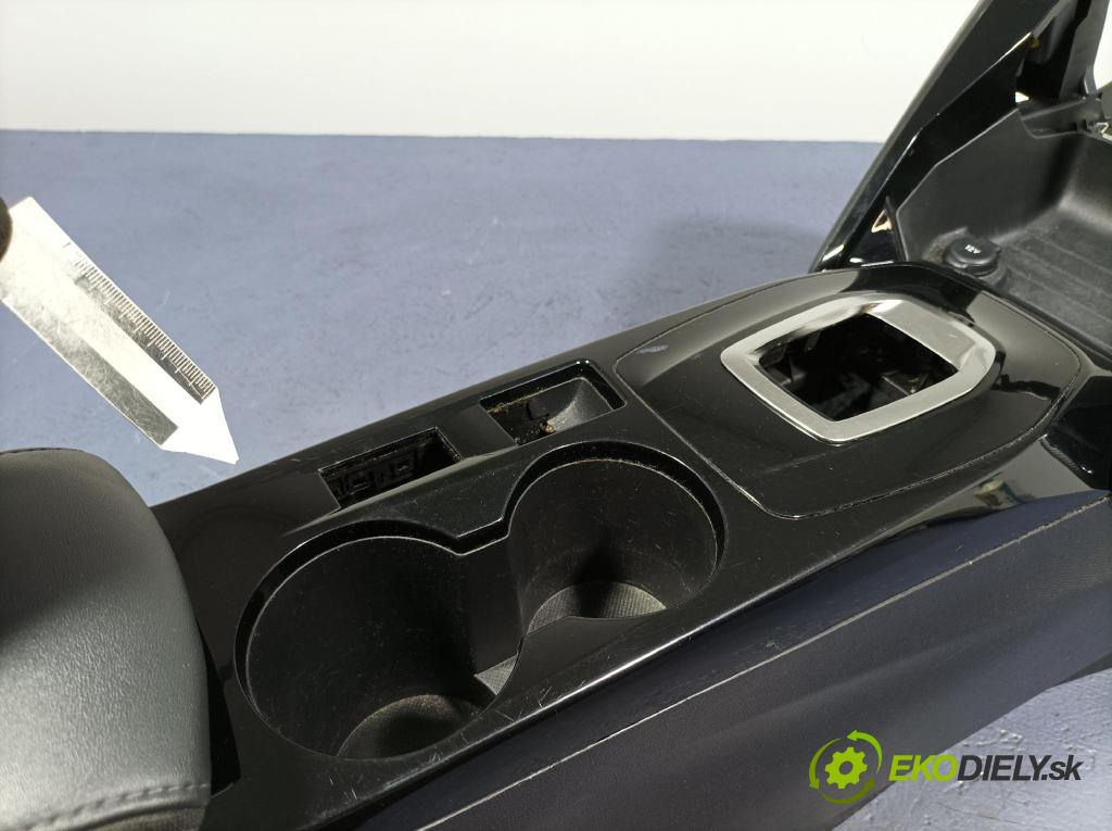 Peugeot 208 2019 loketní opěrka