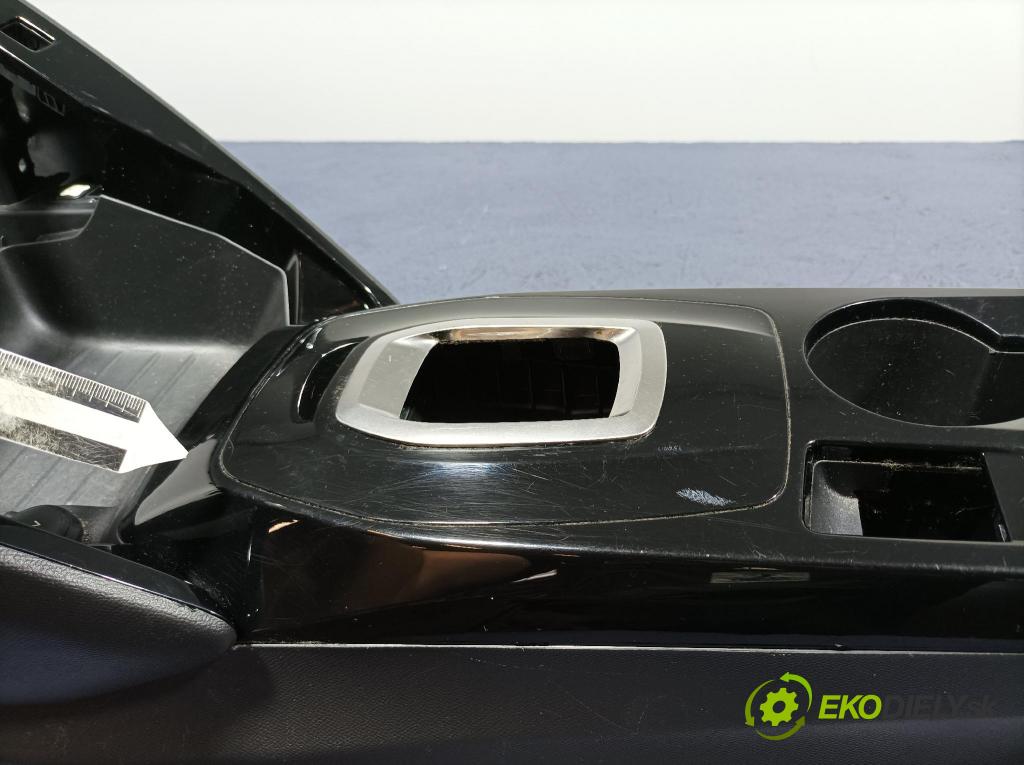 Peugeot 208 2019 loketní opěrka