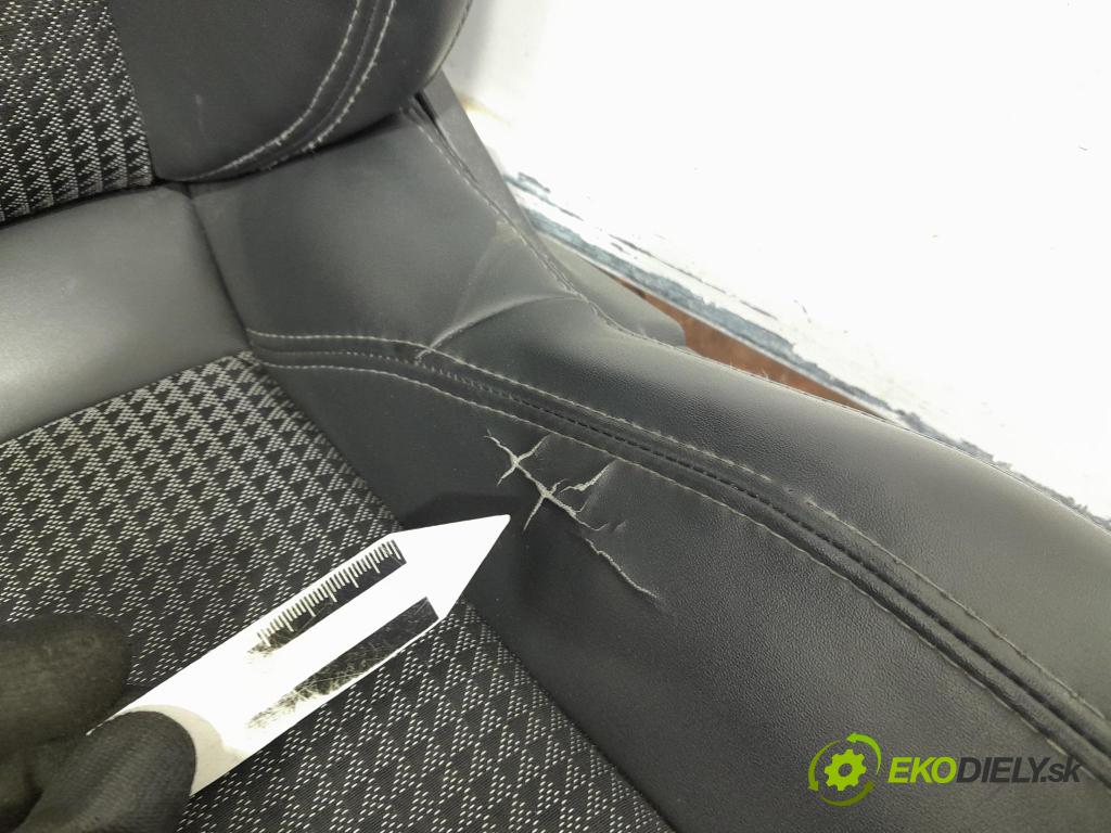 Peugeot 208 2019 sedačke: Soubor.