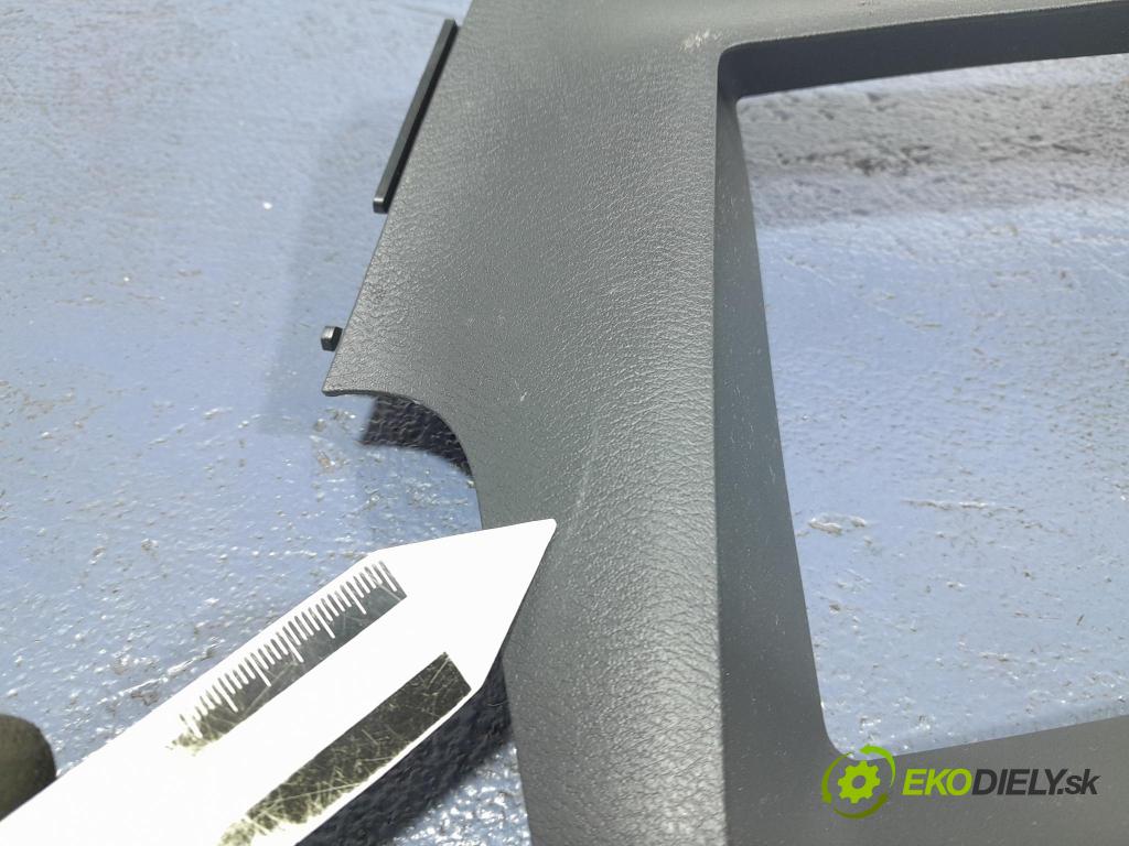 Nissan Qashqai 2023 kryt Plast: Interiéry: 68310-6UT1A