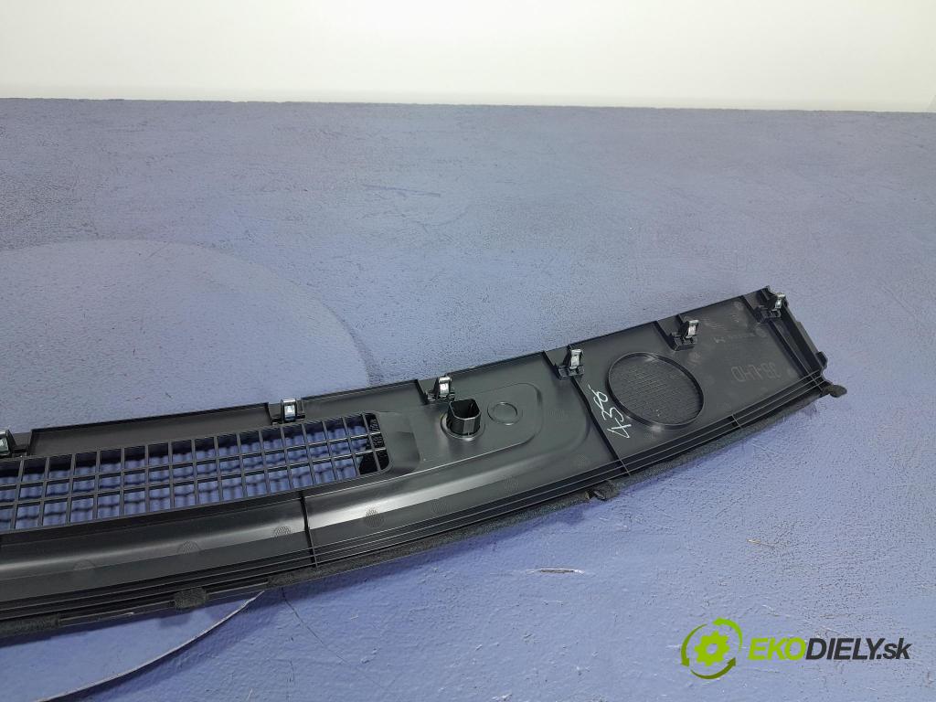 Nissan Qashqai 2023 kryt Plast: Interiéry: 68310-6UT1A