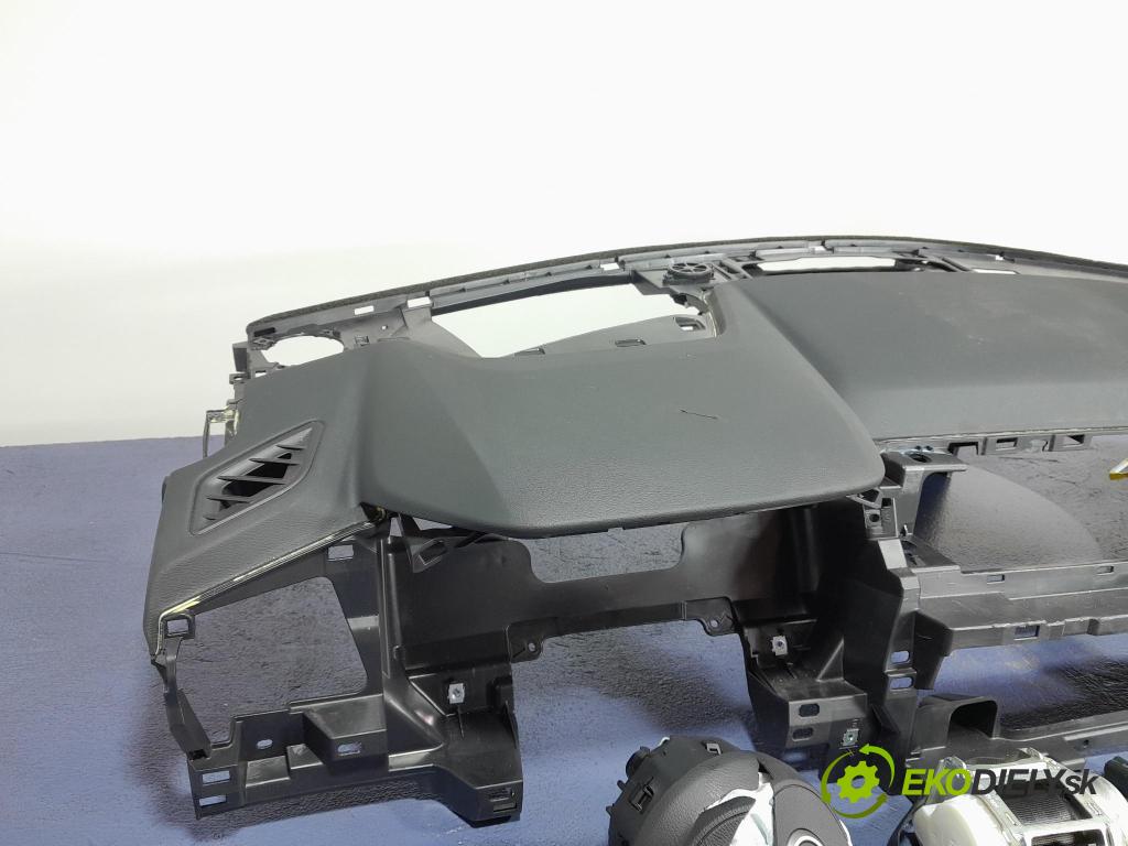 Nissan Qashqai 2023 kokpit,přistrojova deska