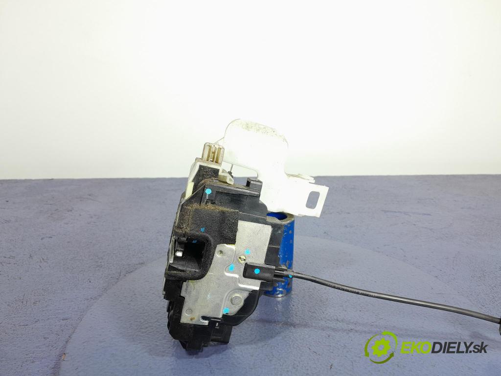 Kia Ceed 2010 zámek dveře před Levý: