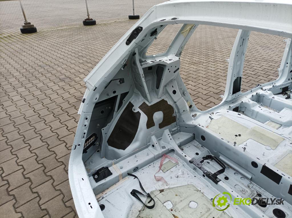 Audi Q5 2021 blatník zad Vľavo: