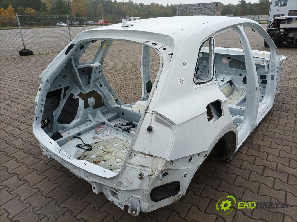 Audi Q5 2021 blatník zad v pravo: