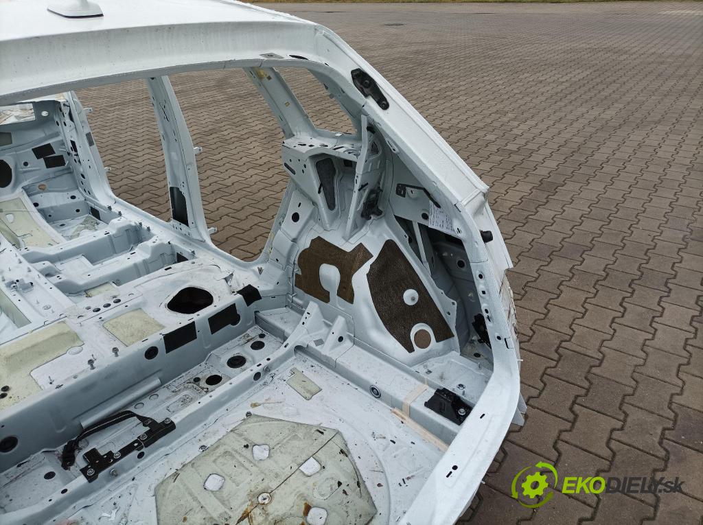 Audi Q5 2021 blatník zad v pravo: