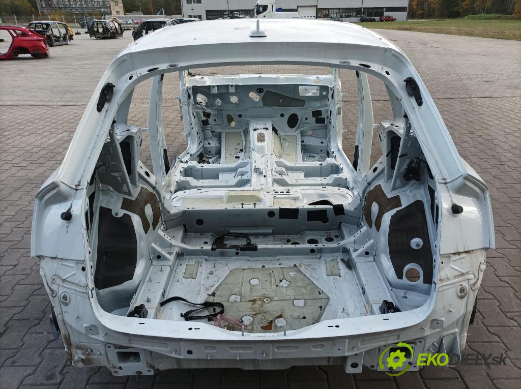 Audi Q5 2021 blatník zad v pravo: 