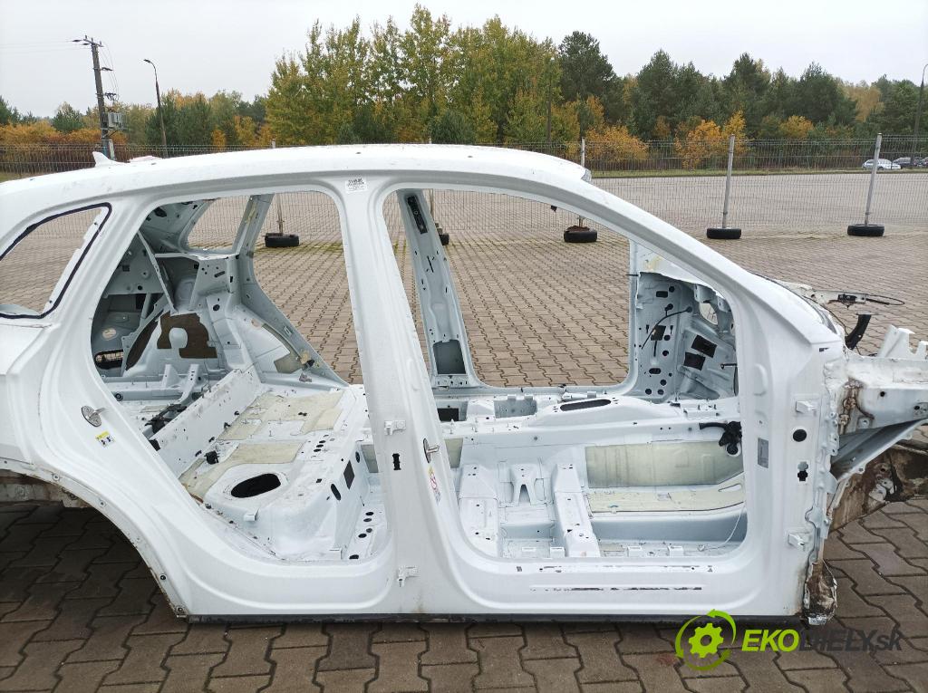 Audi Q5 2021 Práh: v pravo: