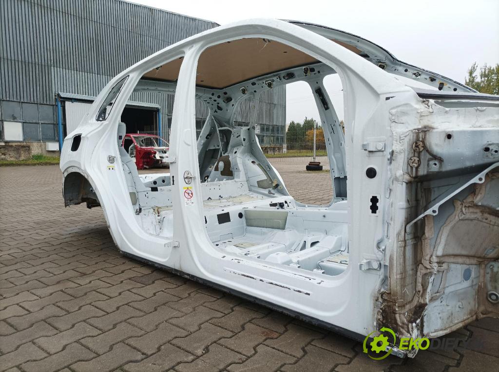 Audi Q5 2021 Práh: v pravo: