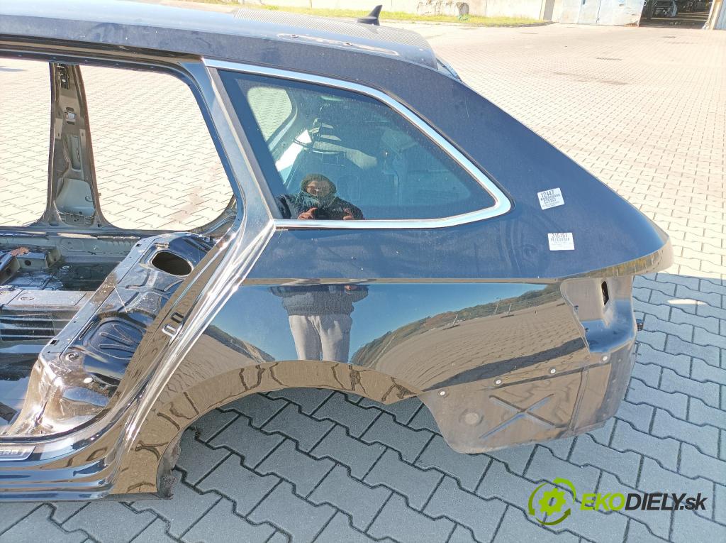 Skoda Superb 2017 blatník zad Vľavo: