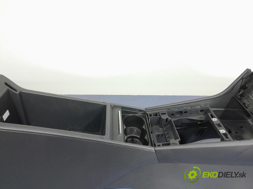 Skoda Superb 2017 tunel Stredný: