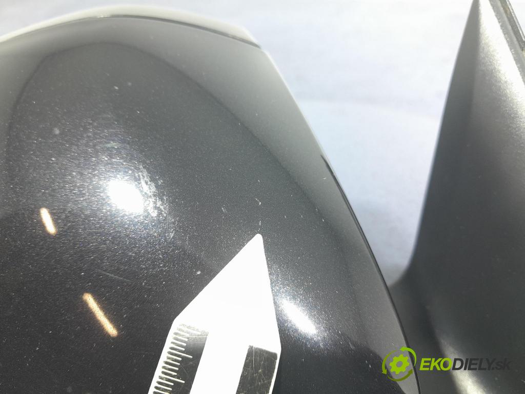 Skoda Superb 2017 zpětné zrcátko prave