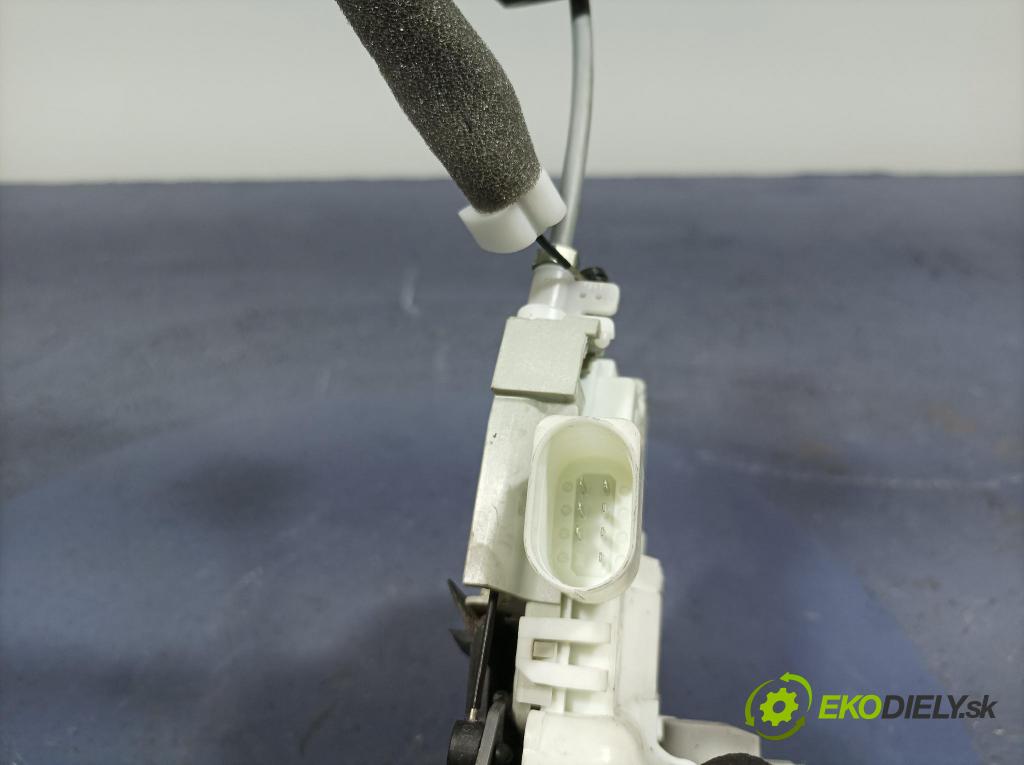 Audi Q5 2021 zámok dvere Predné Vľavo: 8X1837015B