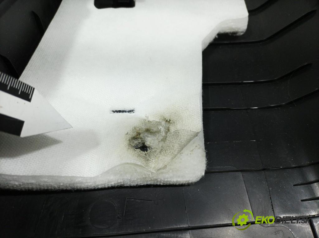 Audi Q5 2021 kryt Plast: Interiéry: 80A867239A