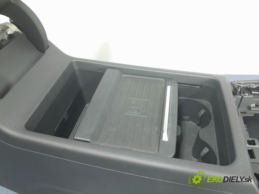 Audi Q5 2021 tunel Stredný: