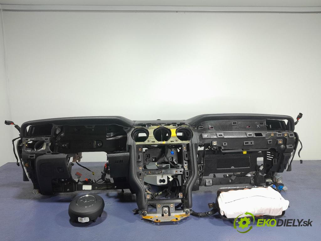 Ford Mustang 2019 kokpit,pristrojová doska