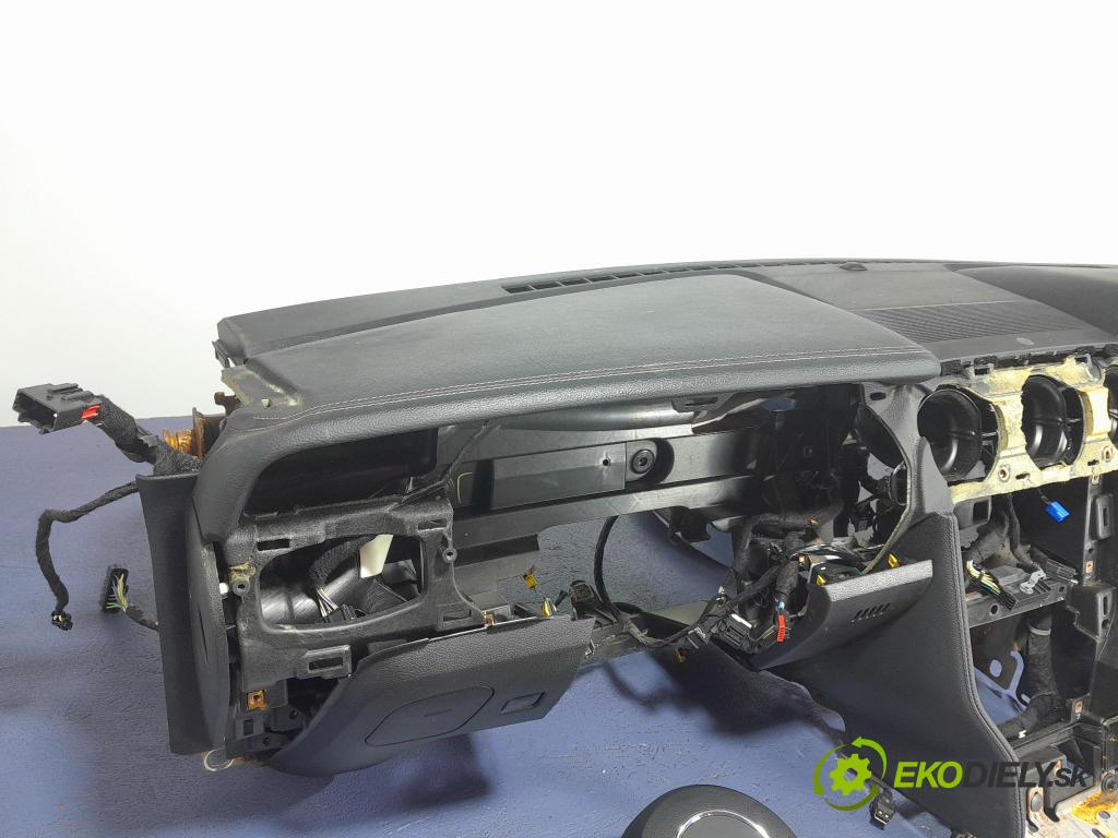 Ford Mustang 2019 kokpit,pristrojová doska