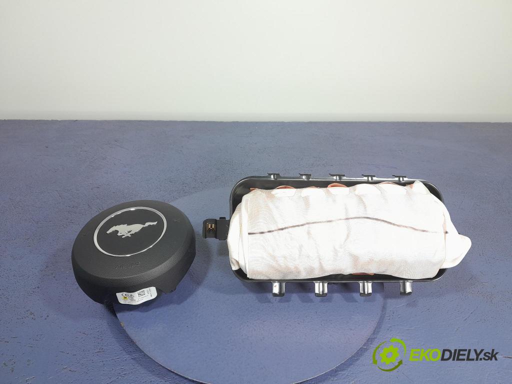 Ford Mustang 2019 kokpit,pristrojová doska