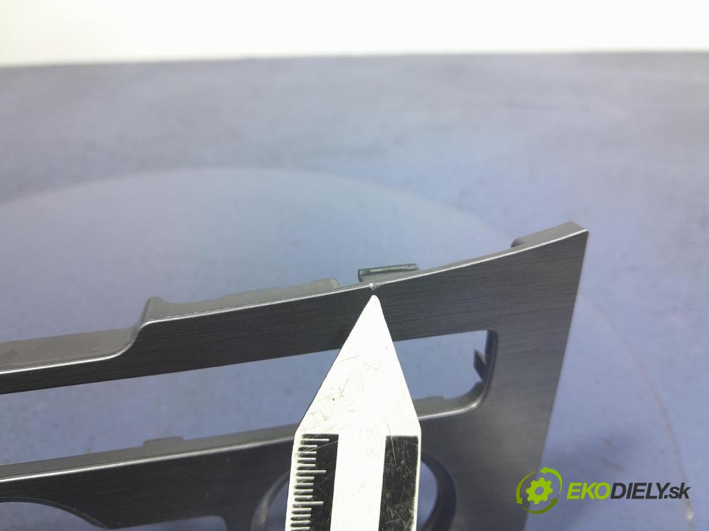 Vw Passat 2012 lišta Dekoratívne: Vnútri: 3C8863100B