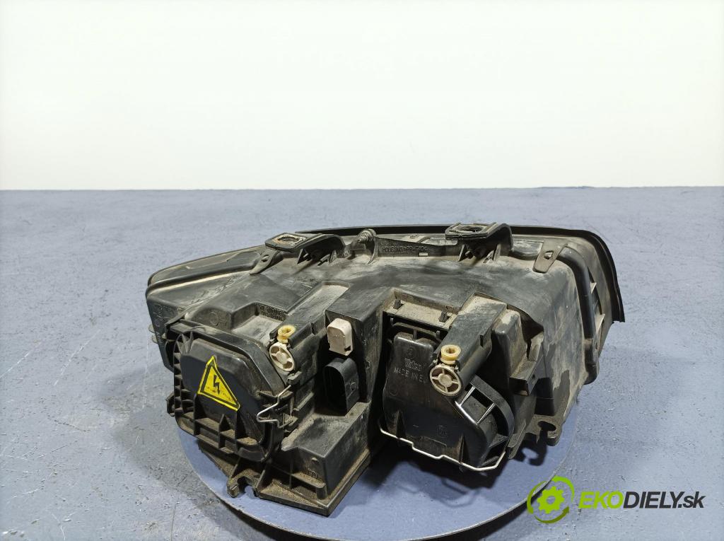 Audi A4 2002 Reflektor: Vľavo: