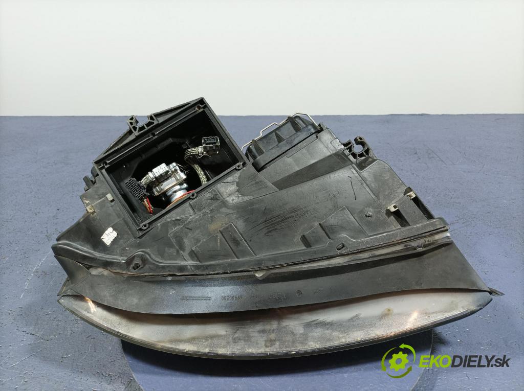 Audi A4 2002 Reflektor: Vľavo: