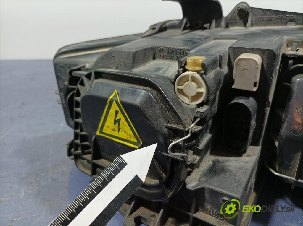 Audi A4 2002 Reflektor: Vľavo: