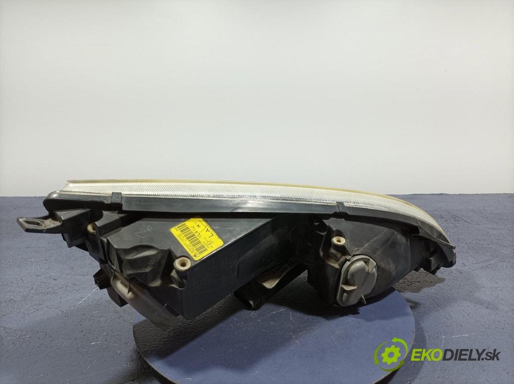 Mitsubishi Colt 2005 Reflektor: Vľavo: 8301A283