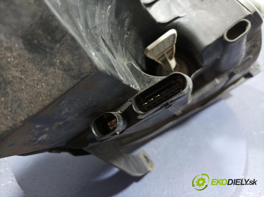 Mitsubishi Colt 2005 Reflektor: Vľavo: 8301A283