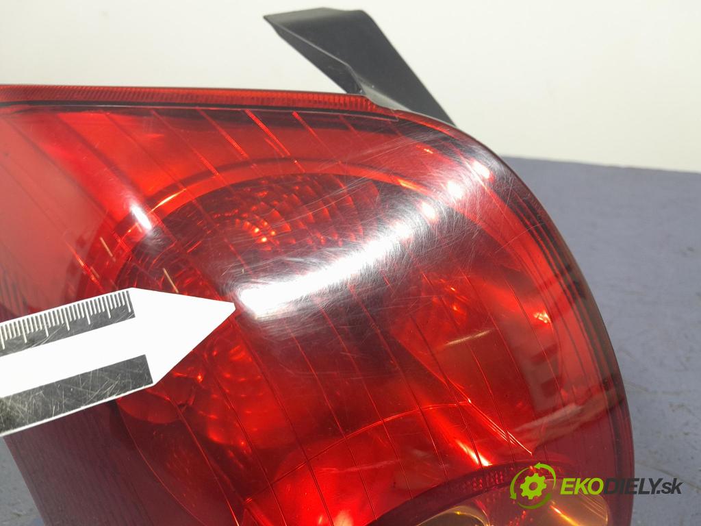 Toyota Avensis 2005 svetlo / reflektor zad ľavá Vonkajsia: