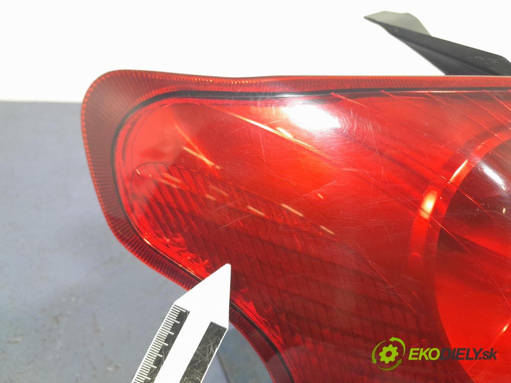 Toyota Avensis 2005 svetlo / reflektor zad ľavá Vonkajsia: