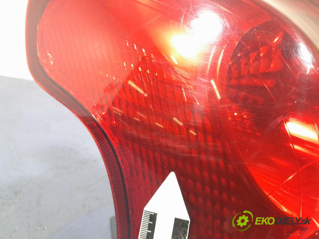 Toyota Avensis 2005 svetlo / reflektor zad ľavá Vonkajsia:
