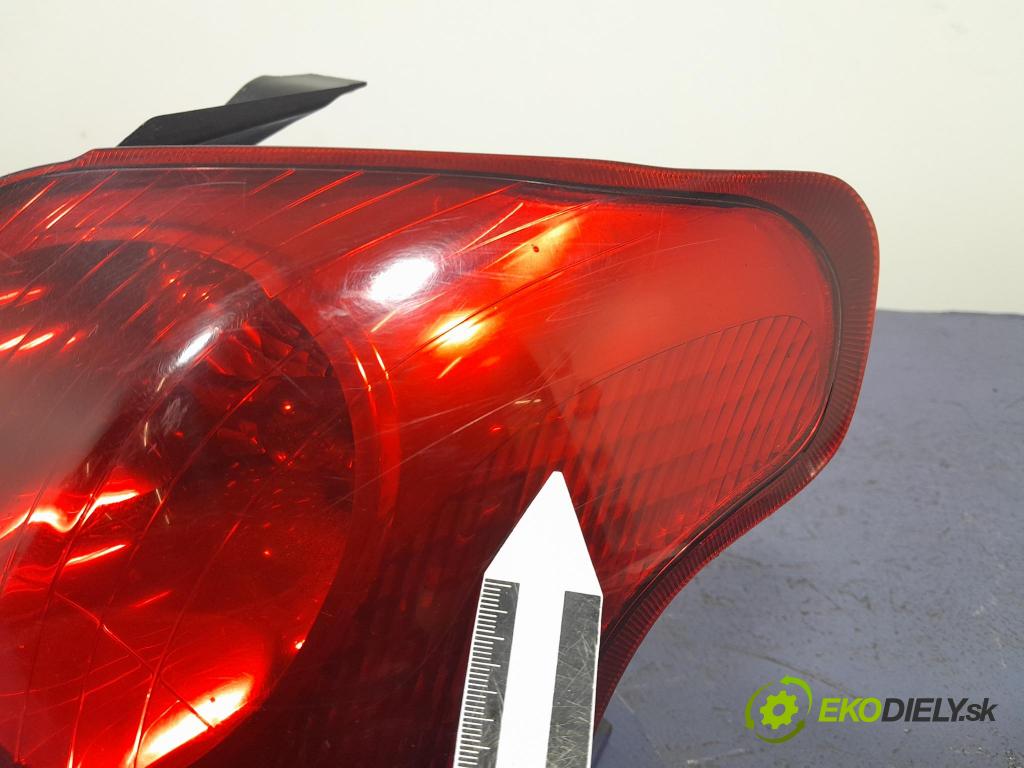 Toyota Avensis 2005 svetlo / reflektor zad Prava: Vonkajsia: