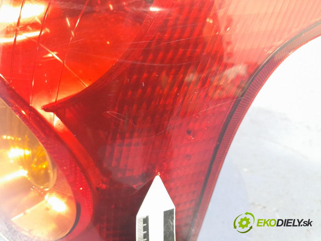 Toyota Avensis 2005 svetlo / reflektor zad Prava: Vonkajsia: