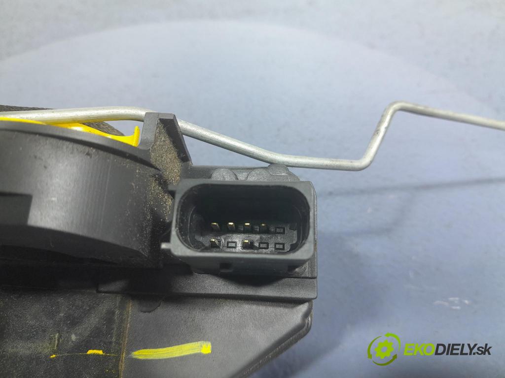 Opel Astra 2011 zámek dveře před Levý: 13579522