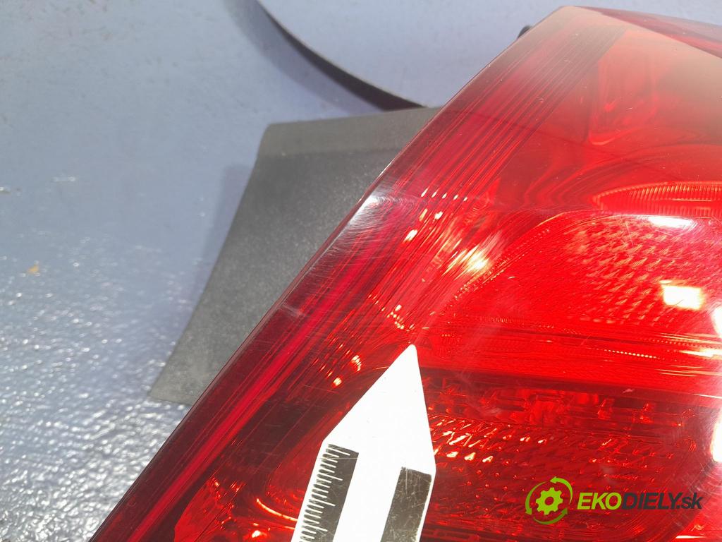 Opel Astra 2011 světlo Zad: Práva: Mimo: 