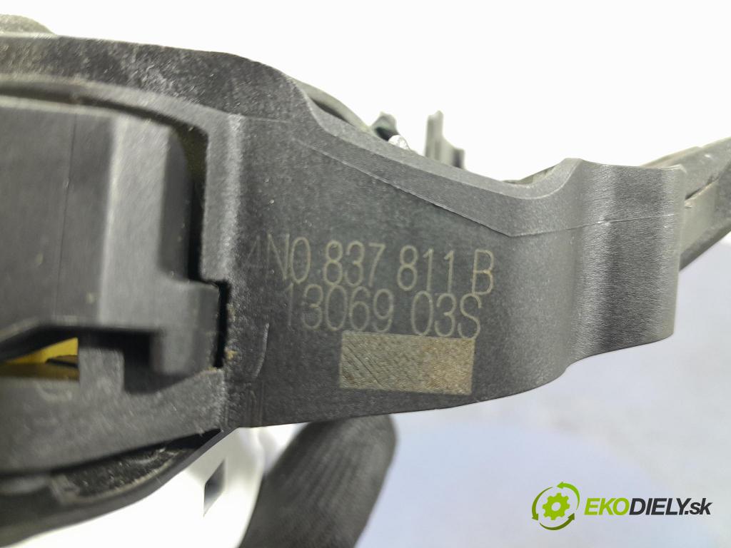 Audi A6 2019 rukoväť zad ľavá 4N0837811B